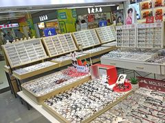 -美式眼镜·授权蔡司.依视路.尼康.豪雅.明月(人民广场店)