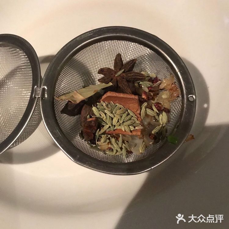 香喷喷牛肉面  材料：土豆、牛肉、姜块、花椒、蒜头、