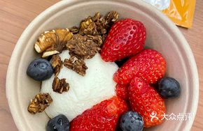 Berry Greek Yogurt Oatmeal Cup