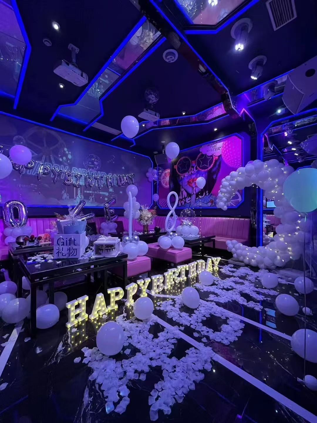 [礼花] 这家 ktv 的包房很大,各种主题可供选择