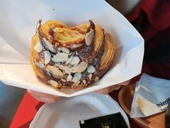 咬一口酥脆酥脆的杏仁可颂-MIMI FASO(古仓店)