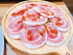 烤精选猪五花配酸菜-小米烤肉·和牛原切-创意韩料(东关店)