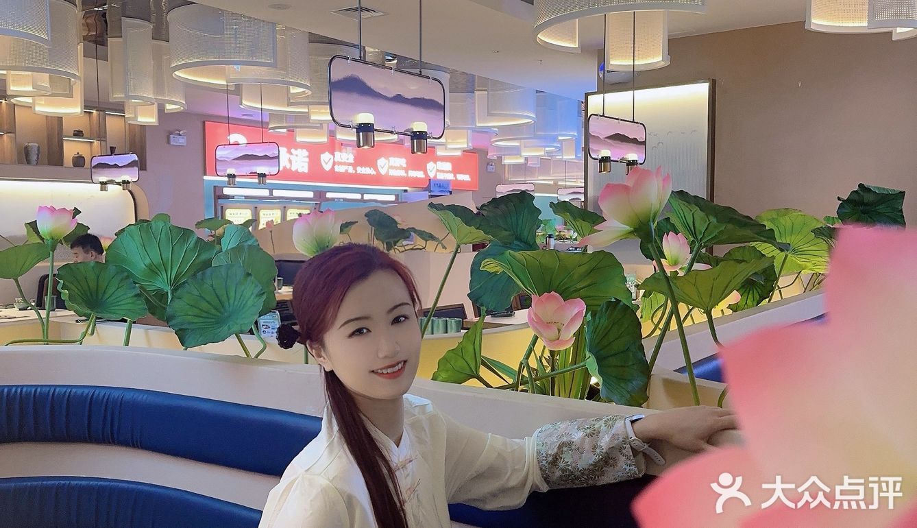 身材和花丛中的辣味火锅鱼