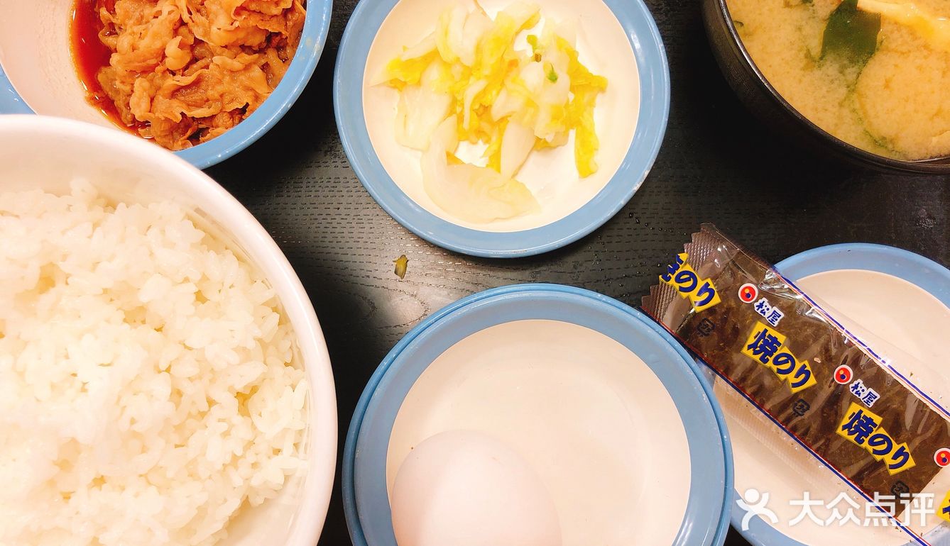 选择【松屋】解决早餐 进门就是自助机器，中文和日文的