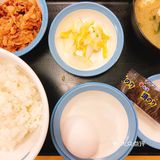 选择【松屋】解决早餐 进门就是自助机器，中文和日文的