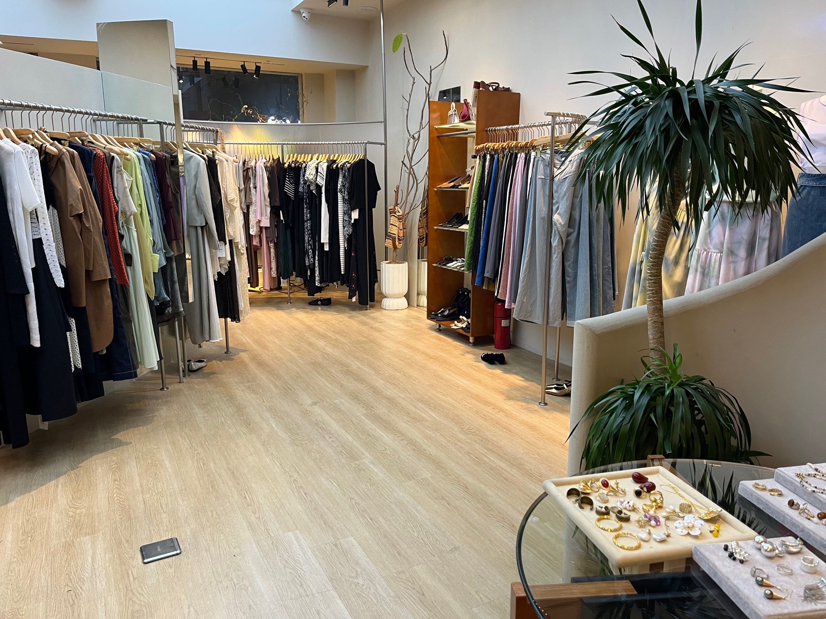 在店里挑衣服很亲切,适合的各个年龄层的服饰,上衣裙子,外套,内饰搭配