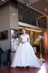 -现代经典婚纱摄影