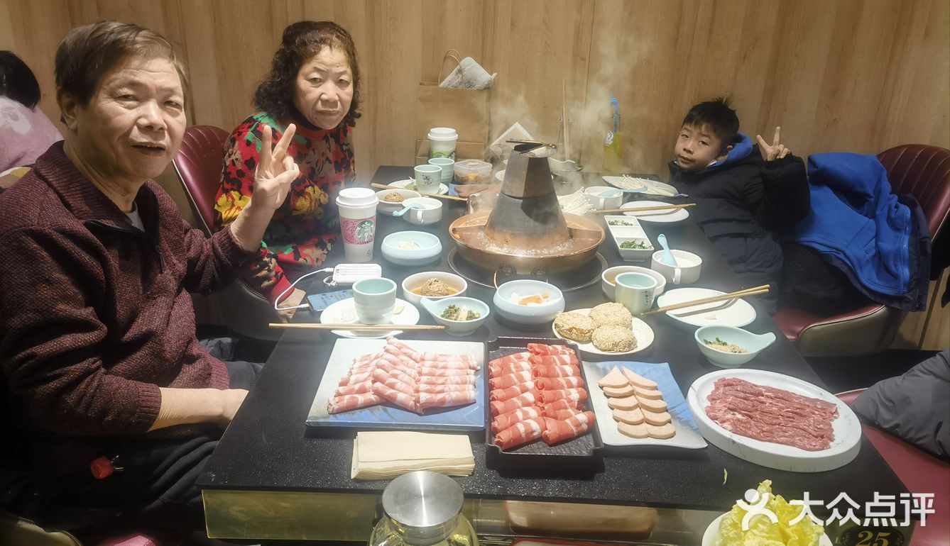 走了一天，在大众点评上找到这家铜锅涮肉，点了套餐