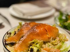 果木香草三文鱼牛油果沙拉-YUE·6·西式融合餐厅(外滩六号店)