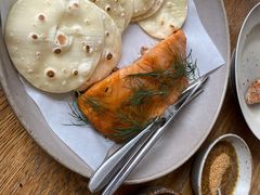 烟熏三文鱼配烤饺子皮和芥末籽酱-BOR Eatery(安福路店)