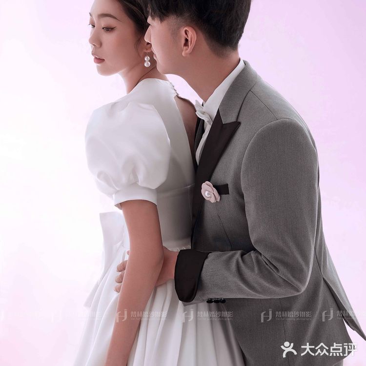 专业的无影棚拍摄，画面干净又高级