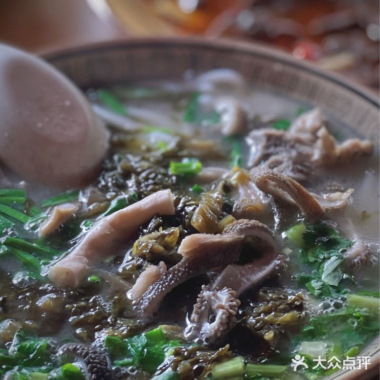 吃得太饱了,结完账我决定步行两站回家