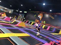 -嘿哟动霸CHUA·新潮玩运动娱乐中心·蹦床滑冰团建乐园
