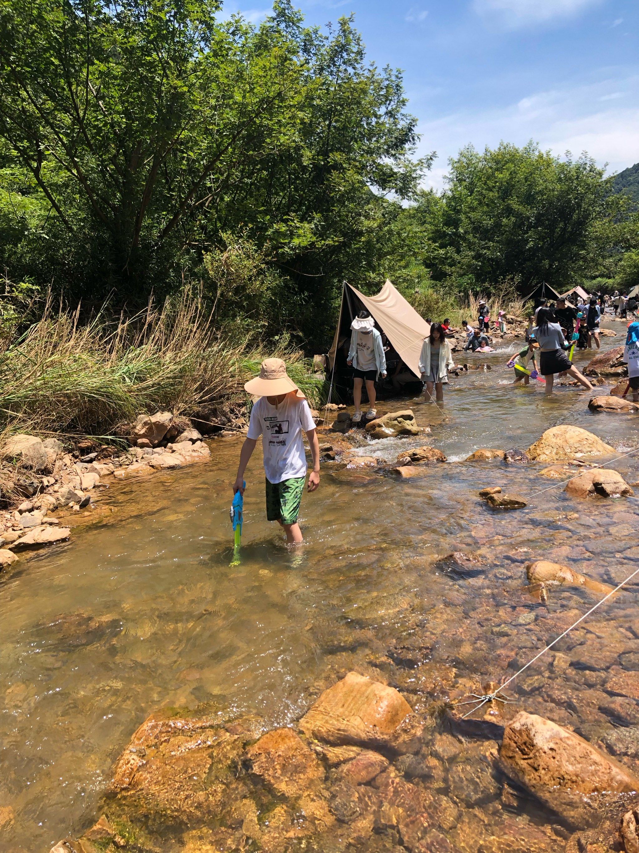 周末在山里人家吃饭,吃完落了个包在店里.