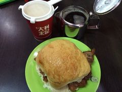 菠萝包猪扒包-大利来记咖啡室(告利雅施利华街店)