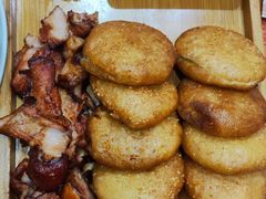 小饼炭烧肉-龙香居海鲜浑锅家常菜·特色驴肉