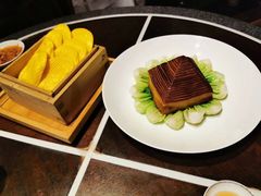 金牌扣肉配玉米饼-杭州西子湖四季酒店·金沙厅