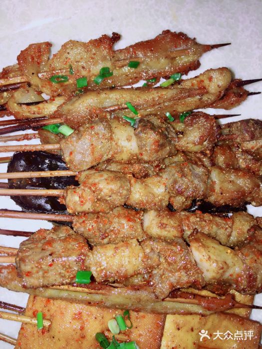 熊在烤肉烧烤店(林荫店)烤五花肉图片
