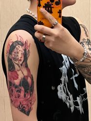 -鳌首刺青纹身 穿孔饰品店