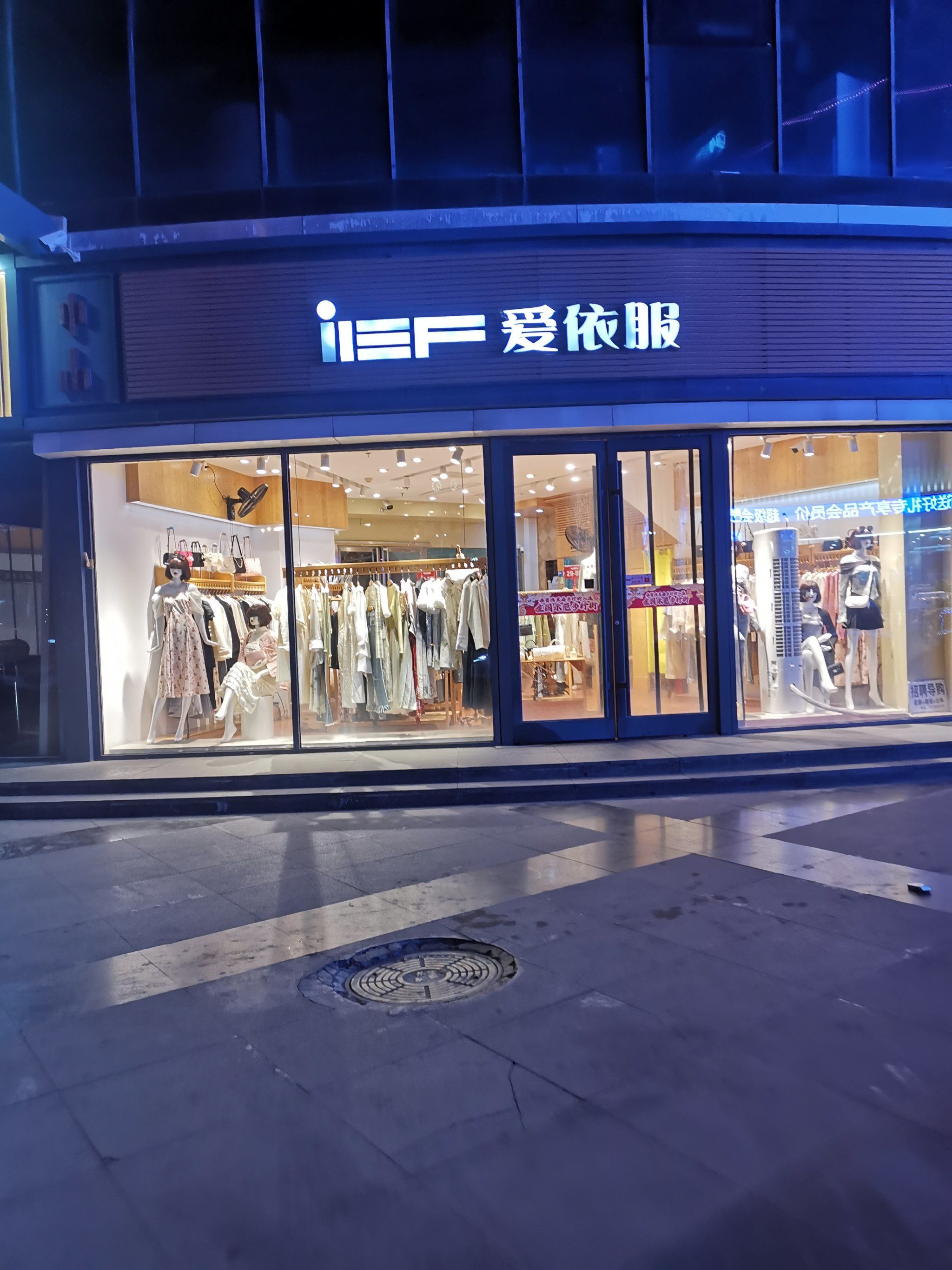 这家女装店在品汇广场的一层正门口,临街的店面