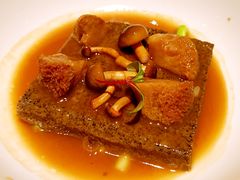 猴头菇鲍汁瑶柱扒制黑豆腐-肴约·花园式餐厅(湖里店)