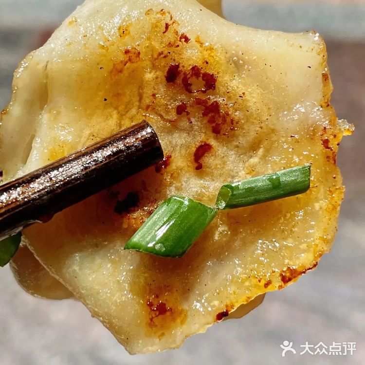 比外面卖的水煎包都好吃！食材准备：冻水饺；做法步骤