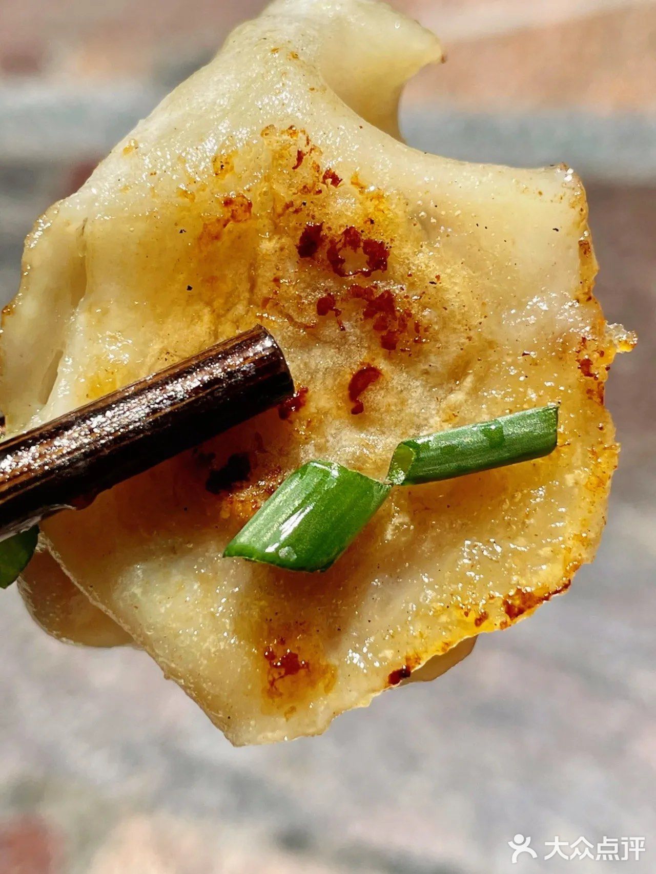 比外面卖的水煎包都好吃！食材准备：冻水饺；做法步骤