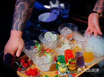潮流前线丨酒城新开丨极具赛博朋克氛围感的餐酒吧