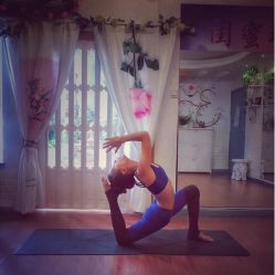 -闺蜜瑜伽·普拉提女性塑形馆