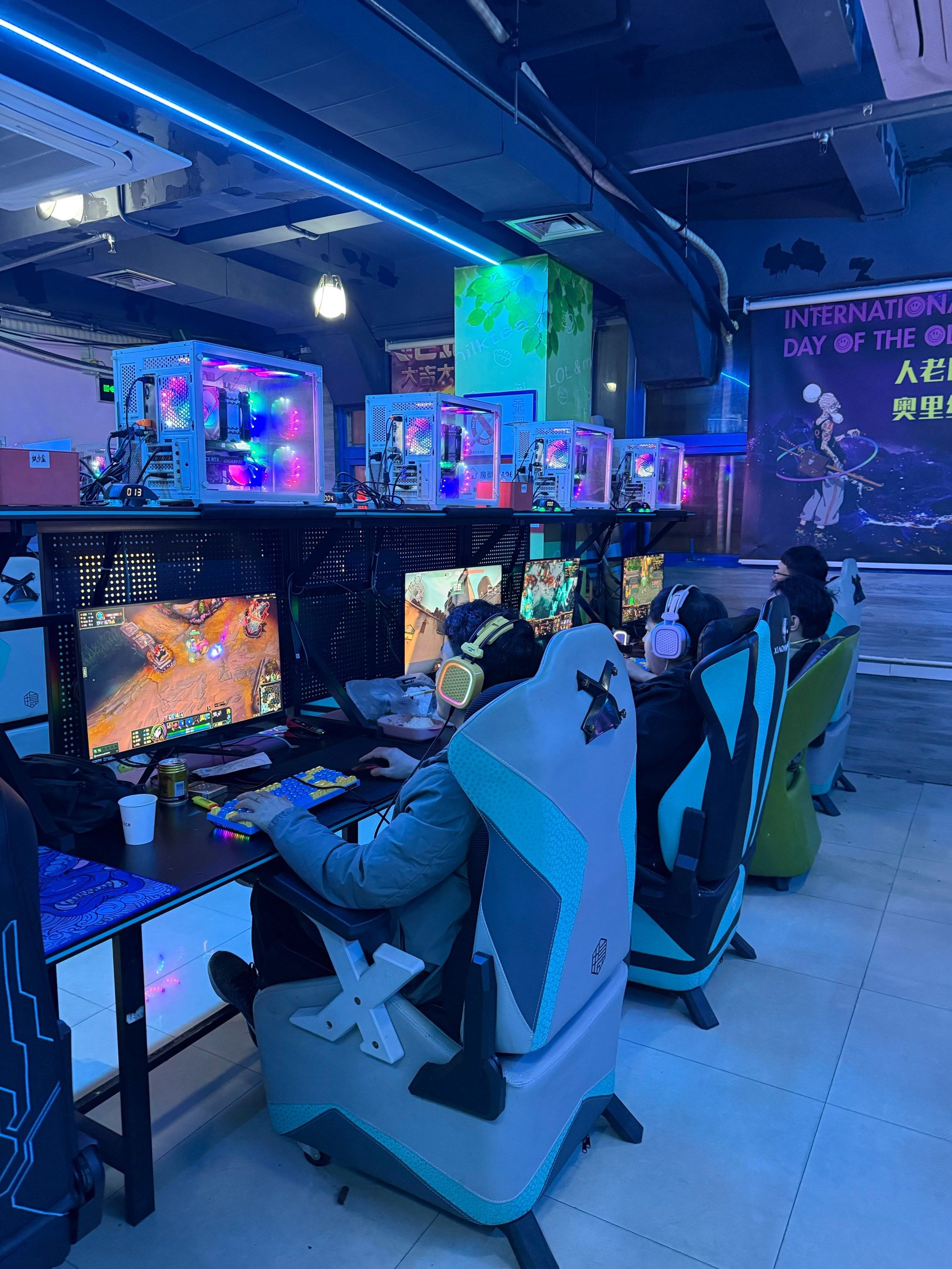 科技感超强的奶茶网吧