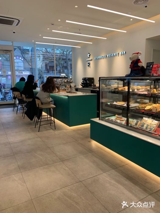 星巴克臻选(上海淮海百盛购物中心店)面包甜点陈列柜图片