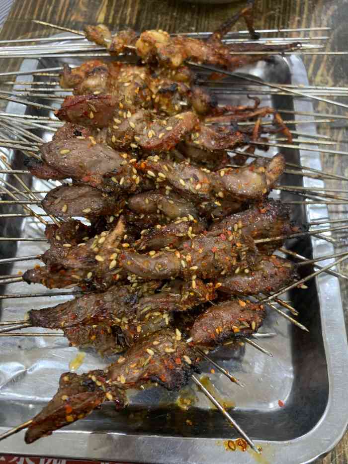 大尾巴羊肉串(怀远门店)-"怀远门旁边的一个小店,紧邻小红车,也是种.