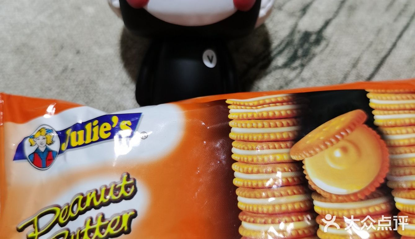 花生酱的花生味超级浓郁，夹心的花生酱口感顺滑香绵