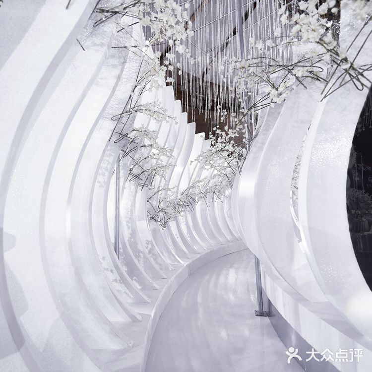 一场纯白色的圣洁婚礼，这样的设计感你还在担心长辈无法接受吗？