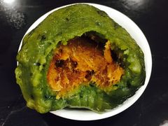 艾叶咸蛋黄肉松青团-王家沙点心店(南京西路总店)