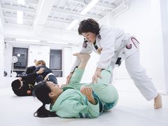 -菠萝格斗巴西柔术训练馆