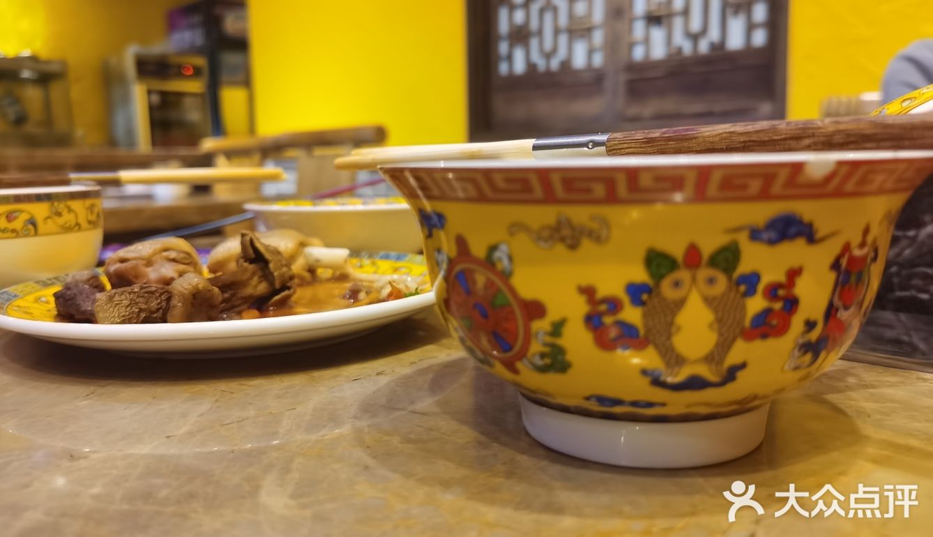 一进店就被门口的藏族女孩壁画吸引了