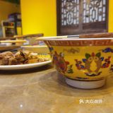 一进店就被门口的藏族女孩壁画吸引了