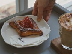 草莓可颂-怪 kafe.