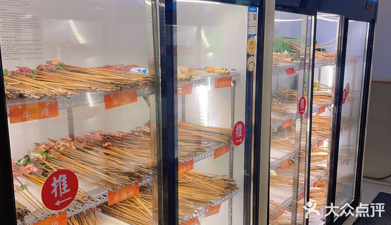 几年前去重庆旅游，朋友介绍这家老字号店。锅底很便宜