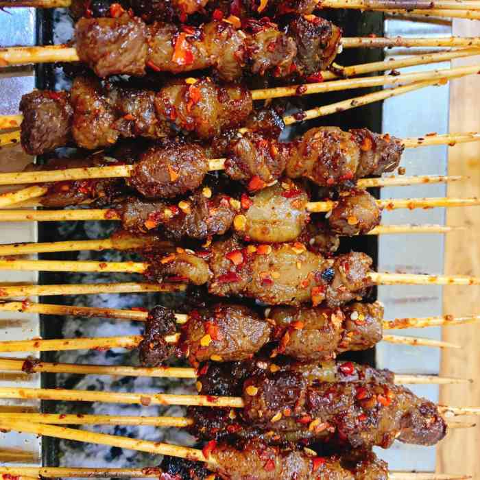 河宏路口有家昭通小肉串,每晚十一点摆摊,味道真叫让人来过一次后会