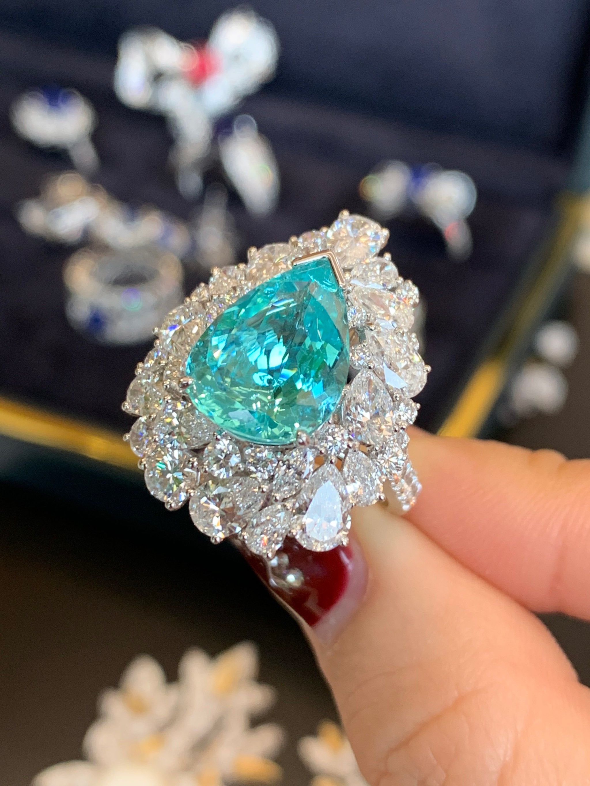 12克拉,自带电光感的蓝绿色调着实迷人
这样净度的大克拉帕拉伊巴