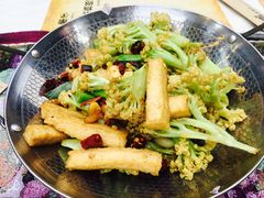 -刘姐啤酒鱼民族演艺餐厅(西街总店)