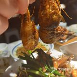 上周在虹口老头儿油爆虾前有23桌果断放弃今到店1点没排队油爆虾卖完了点了个沼虾王实物很大VS基围虾像吃大只小龙虾吃好祖宗一定要坐这个火车我走都比他开得快可算哄回家了这周第一周幼儿园生活结束我感觉他是去聊天的吃饭深受老师表扬吃货本色不改继续加油