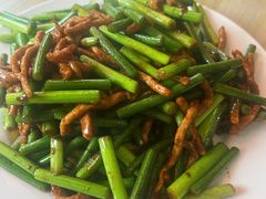 肉丝蒜苔-巧味小馆