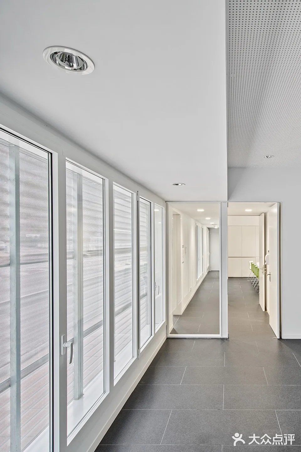 Monistrol-Vila站办公室立面改造与室内设计[胜利]