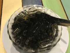 草茶和银碗装的饮料-Doo Dee Thai Food(Issan/Isaan/Esan)