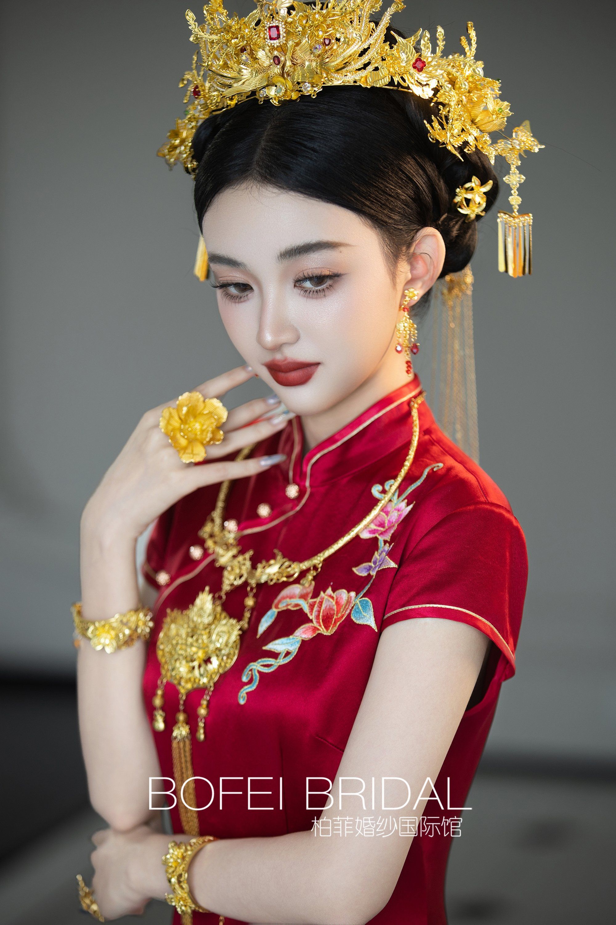没人告诉我旗袍搭配凤冠这么美啊‼️
