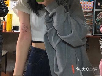 纹身的含义 mom妈妈   dad爸爸  没啥经验上