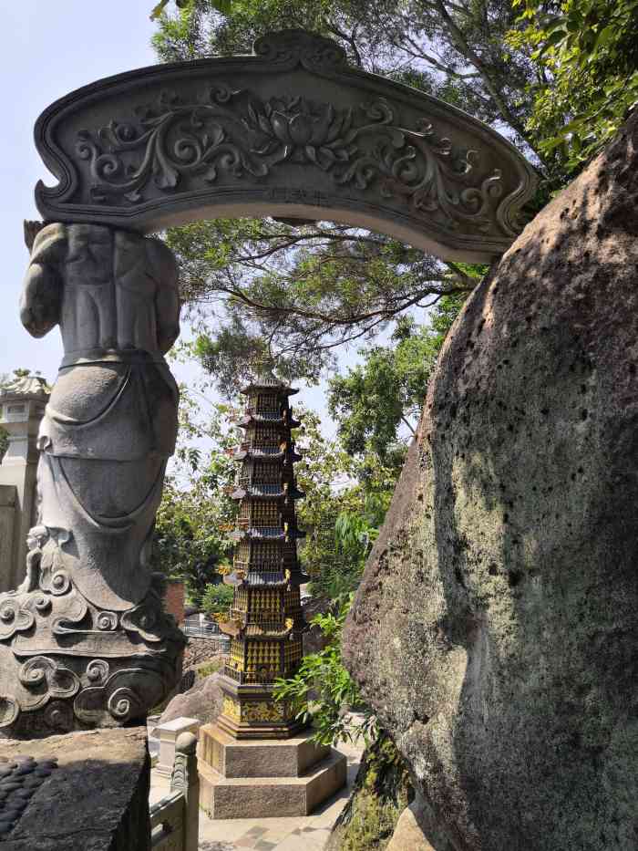 留云洞寺庙-"留云洞俗称石厝,亦称幻尘庵.位于距霞浦县.